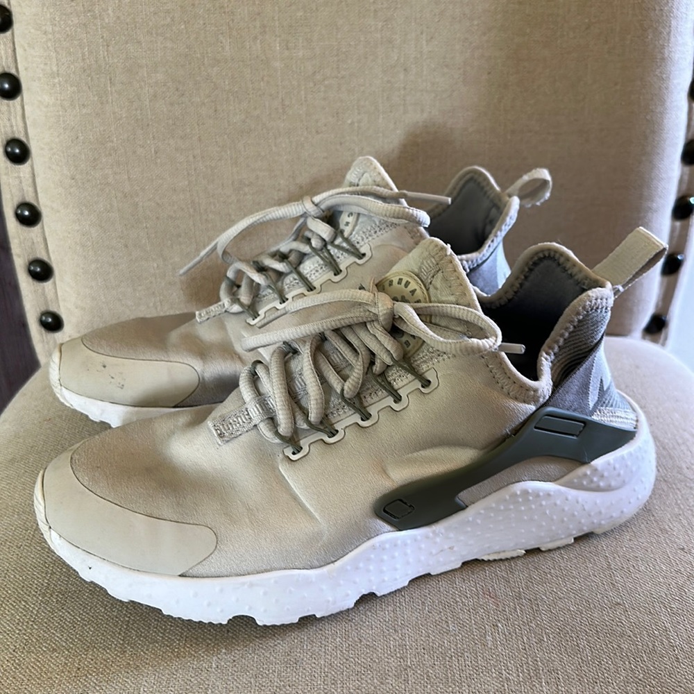 Nike Air Women’s Huarache Run Ultra Light Sneakers Bone Light Pumice Size 7